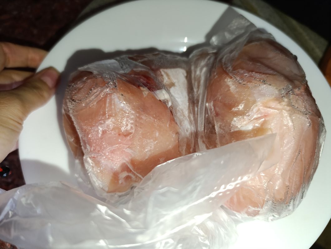 Как холодная вода поможет вам быстро разморозить мясо без усилий