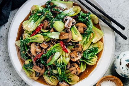 Вкусное вдохновение: бок-чой с грибами в чесночно-имбирном соусе