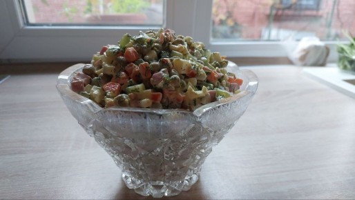 Новый взгляд на классический «Оливье»: свежий рецепт без картофеля