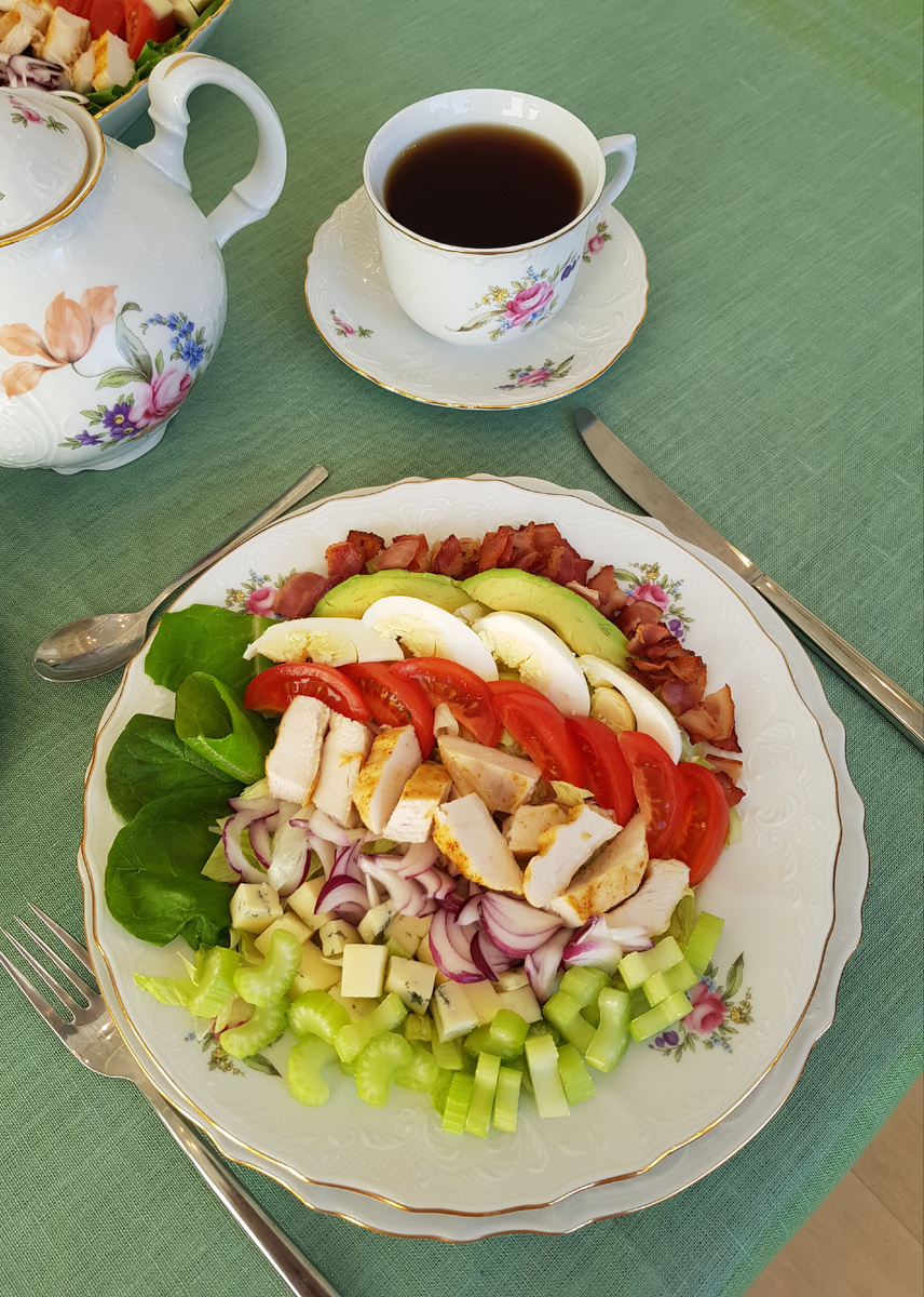 Салат «Кобб»: роскошь вкуса на вашем столе