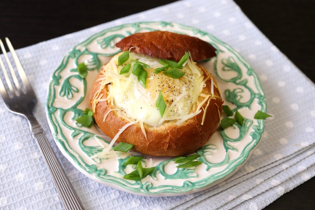 Запеченные яйца в булочке: идеальный завтрак с овощами
