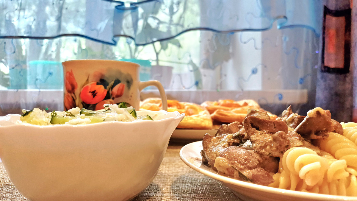 Вкусный обед от Ирины: что она сегодня готовит?