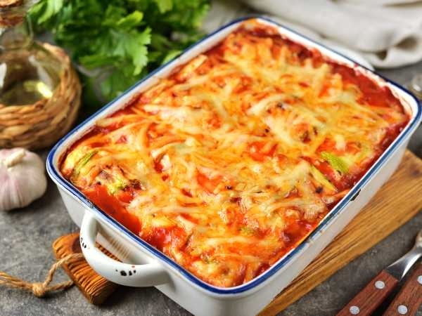 Кулинарное открытие: рулетики из кабачков с творогом под томатной заливкой