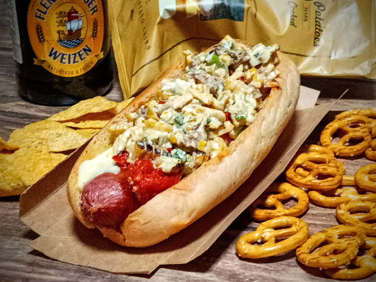 Необычный хот-дог с кукурузной сальсой и запеченными томатами