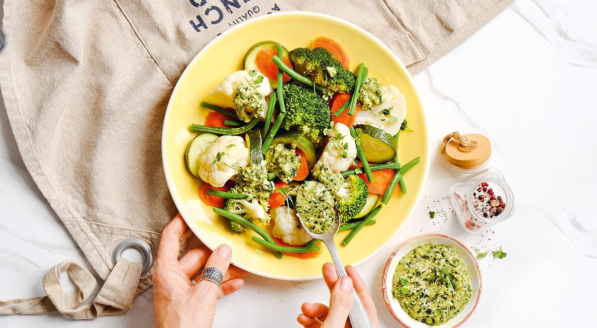 Нежные овощи на пару с пикантной зеленой заправкой