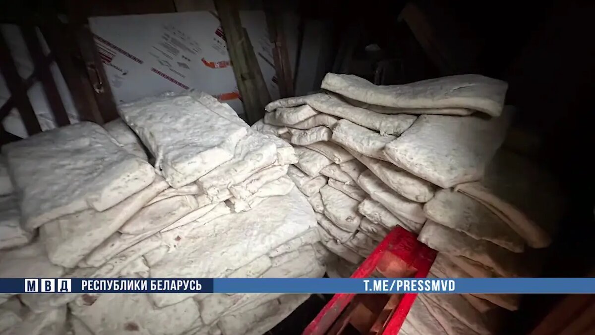 Неудачная месть: в Белоруссии мужчина украл две тонны сала после увольнения