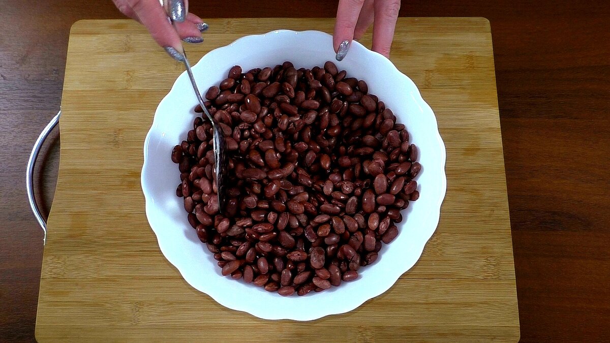 Простой и вкусный салат с фасолью