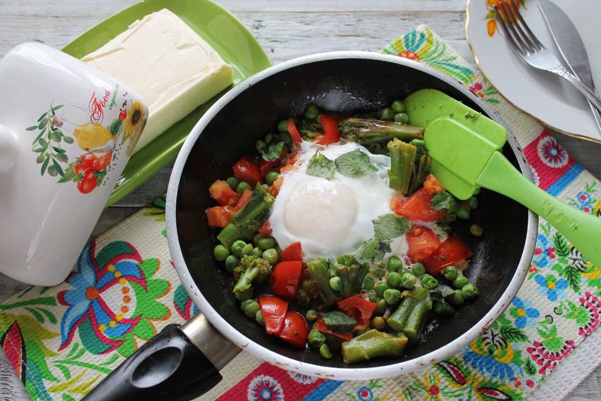 Невероятная шакшука с брокколи и горошком: сытный завтрак за 15 минут