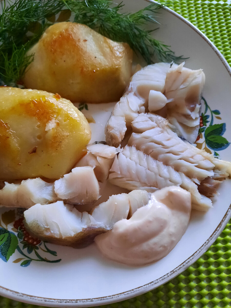 Минтай в отваре с соусом из сметаны и хрена