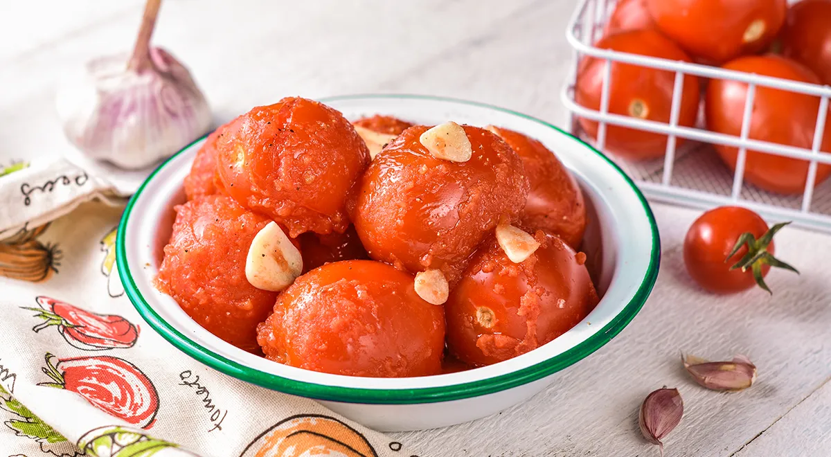 Вкус лета в зимних банках: помидоры в овощной заливке