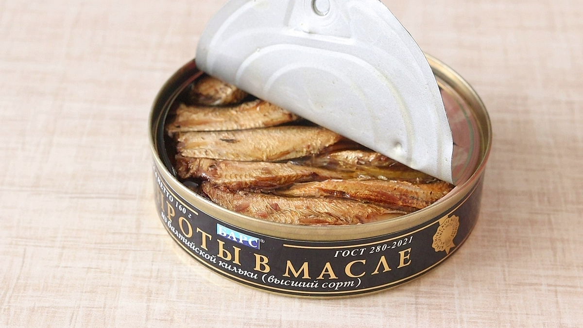 Легкий и вкусный салат со шпротами: идеальный рецепт за 5 минут