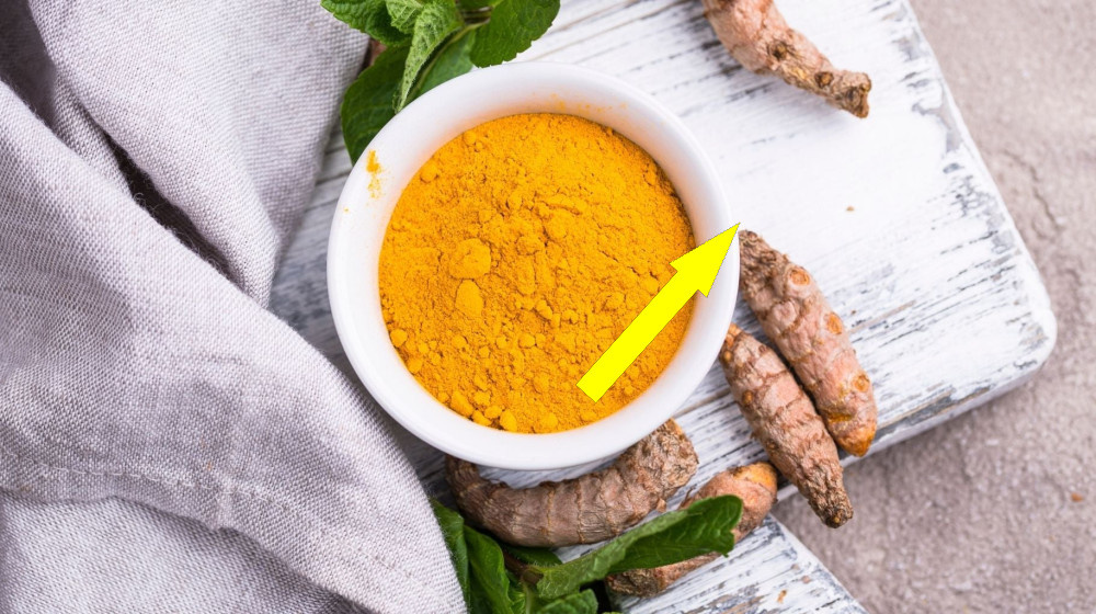 Опасные суперфуды: чем может обернуться увлечение куркумой и зелёным чаем