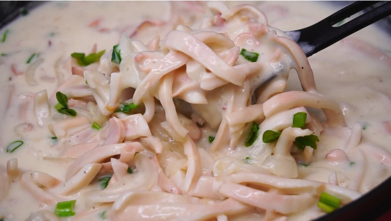 Нежные кальмары в сметанном соусе за считанные минуты