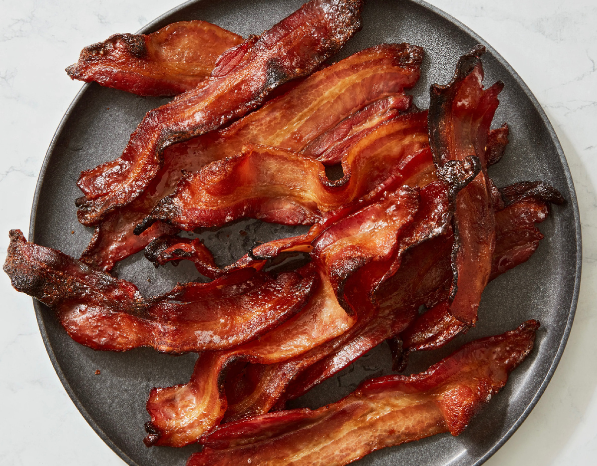 Почему бекон сворачивается при жарке? Разбираемся в вопросе