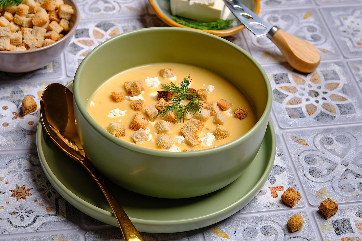 Согревающий осенний суп-пюре с фетой и сухариками