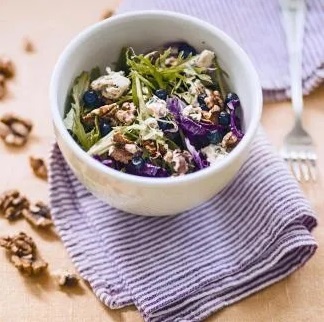 Яркий летний салат с черникой: наслаждение в каждом укусе