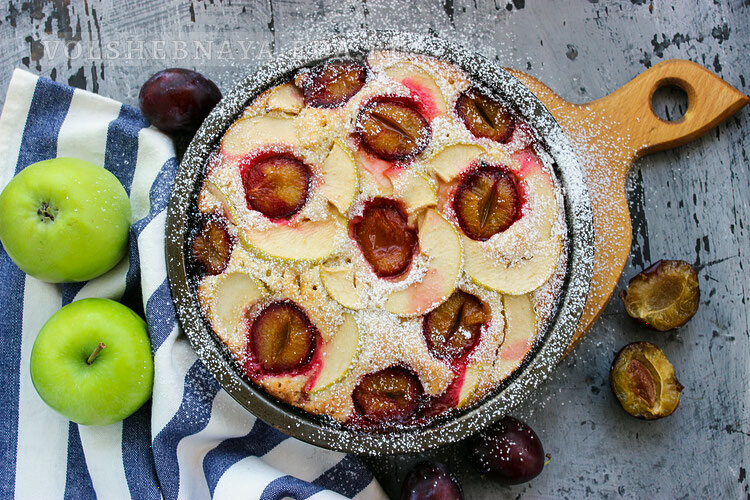 Нежный пирог с яблоками и сливами: как испечь шедевр