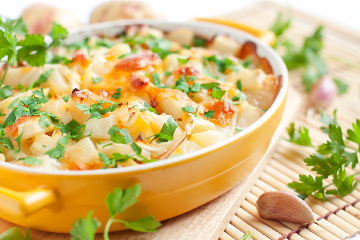 Приготовление картофеля с помидорами и сосисками под сыром