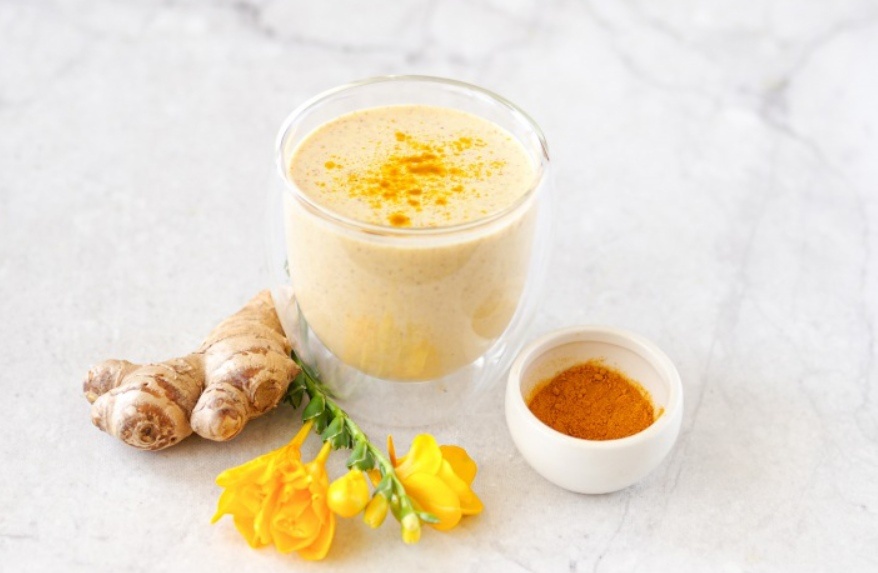 Волшебный кефирный напиток с куркумой, корицей и имбирем