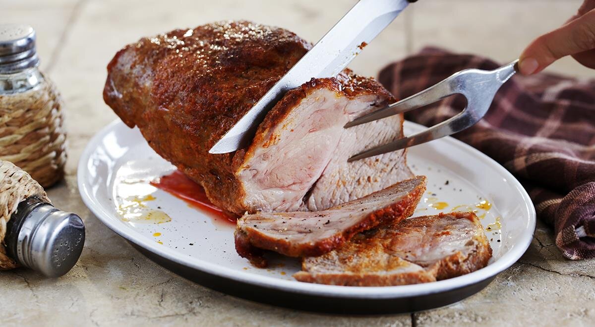 Необычное угощение: свинина в рукаве целиком