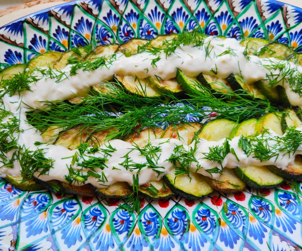 Нежные кабачки с чесночным соусом: просто и вкусно