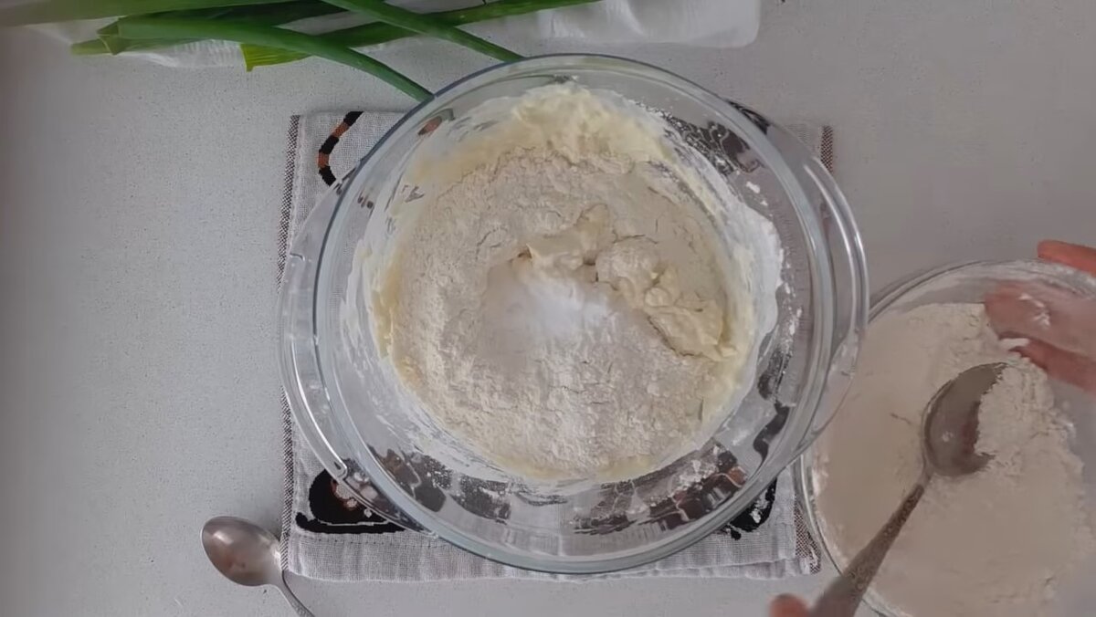 Простой рецепт теста без дрожжей для домашних пирожков