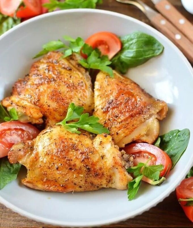 Как приготовить запеченные куриные бедра с хрустящей корочкой