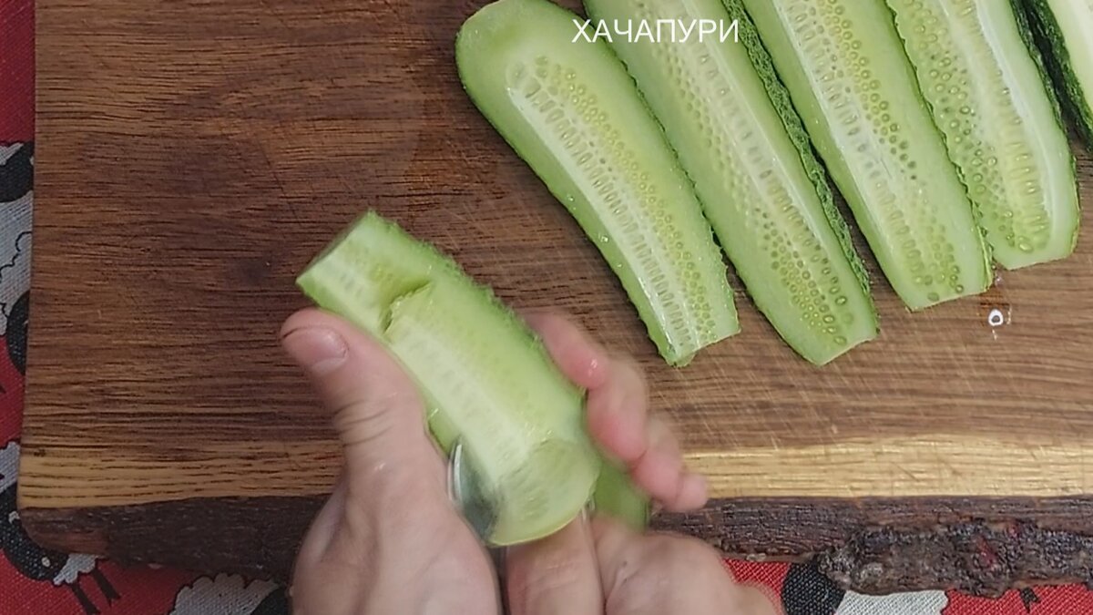 Необычные огурцы с начинкой: легкая закуска для любого стола