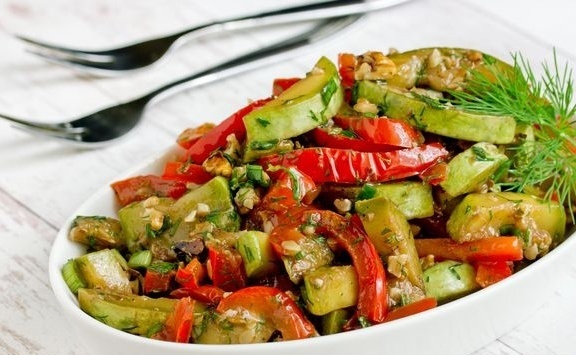Вкусный салат из жареных кабачков и грецких орехов для летнего стола
