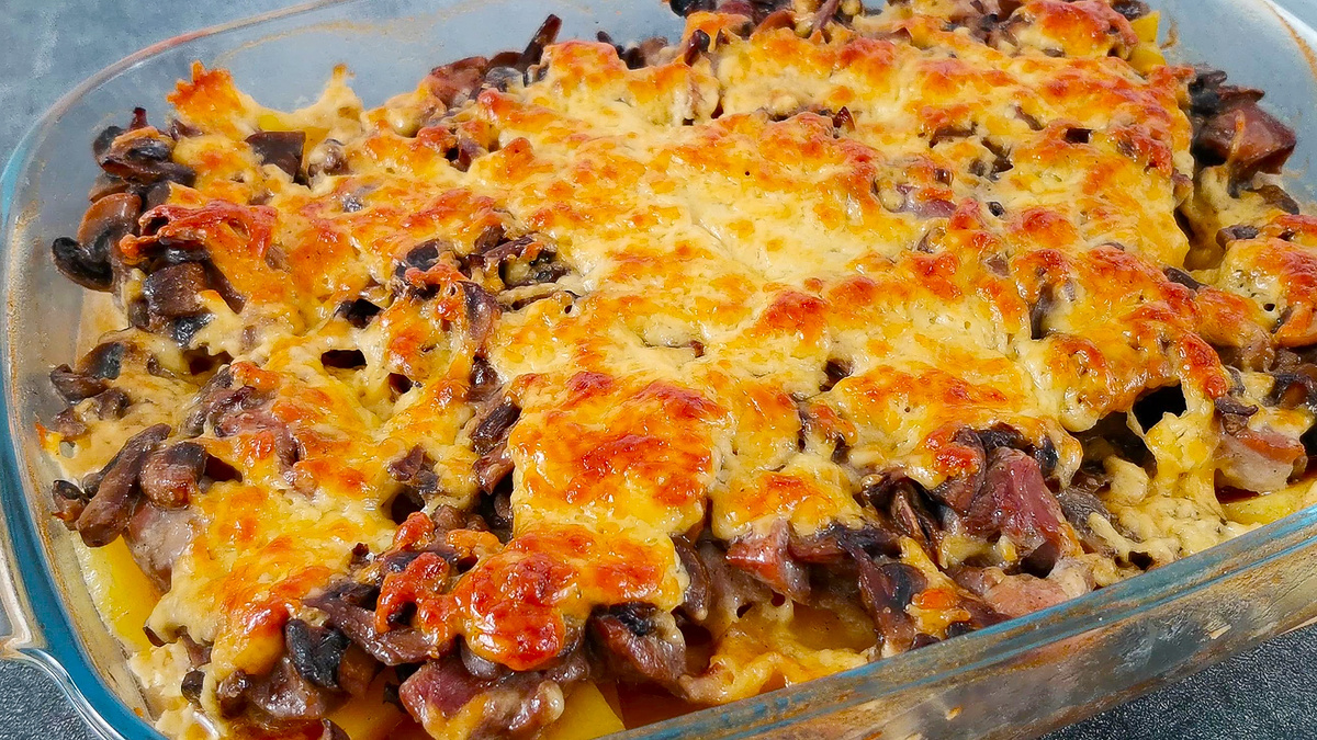 Необычное сочетание: картошка, мясо и грибы в духовке