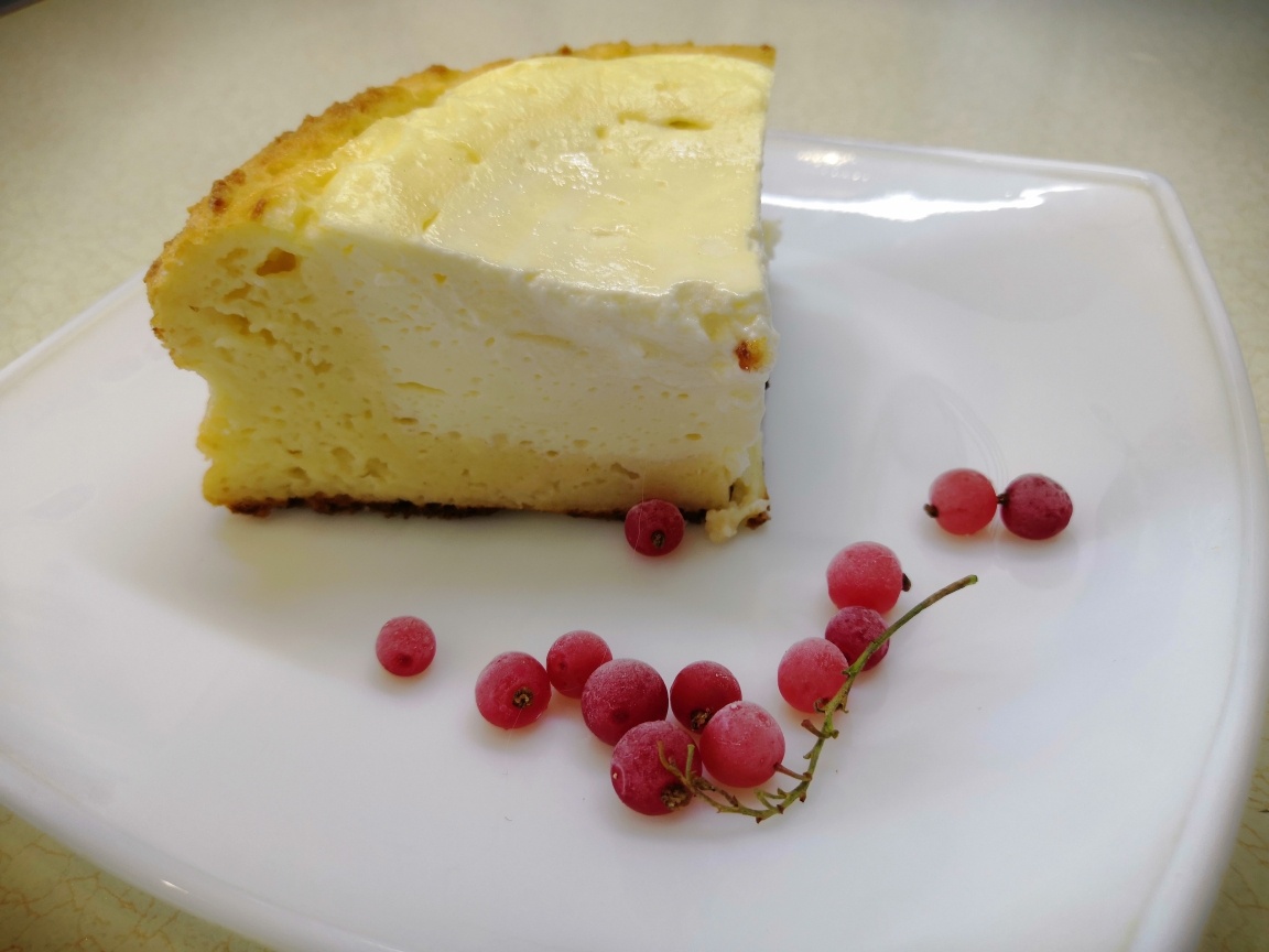 Нежная творожная запеканка с мягкой начинкой: вкусный рецепт