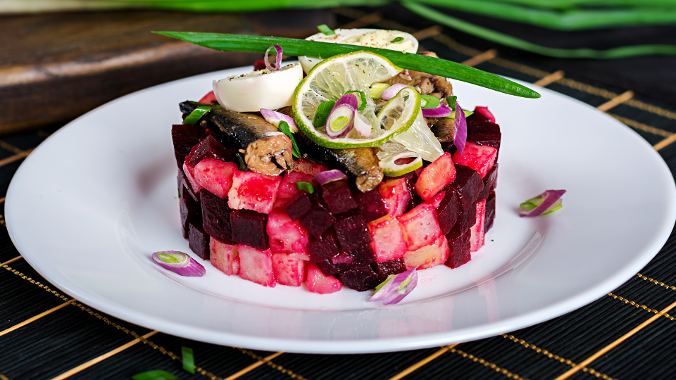 Винегрет в новом исполнении: как шпроты перевернут ваше представление о традиционном салате