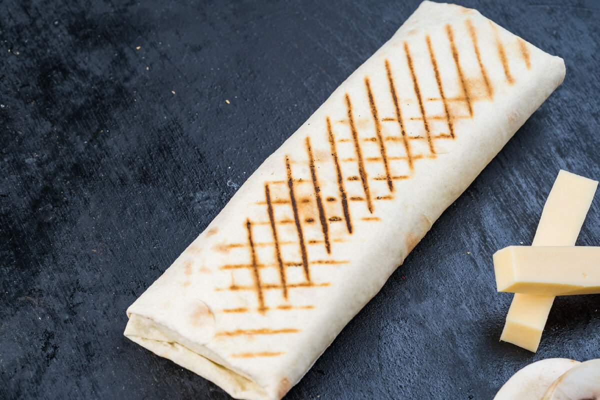 Шаурма с мясом, овощами и сыром: восхитительный рецепт