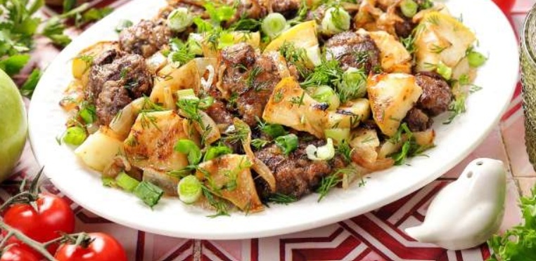 Необычное сочетание: печень с луком и яблоками