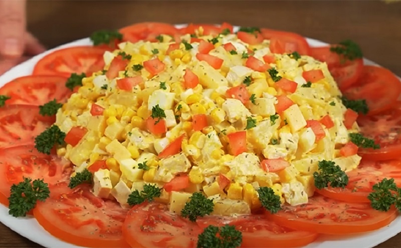 Яркий летний салат с курицей, ананасом и кукурузой