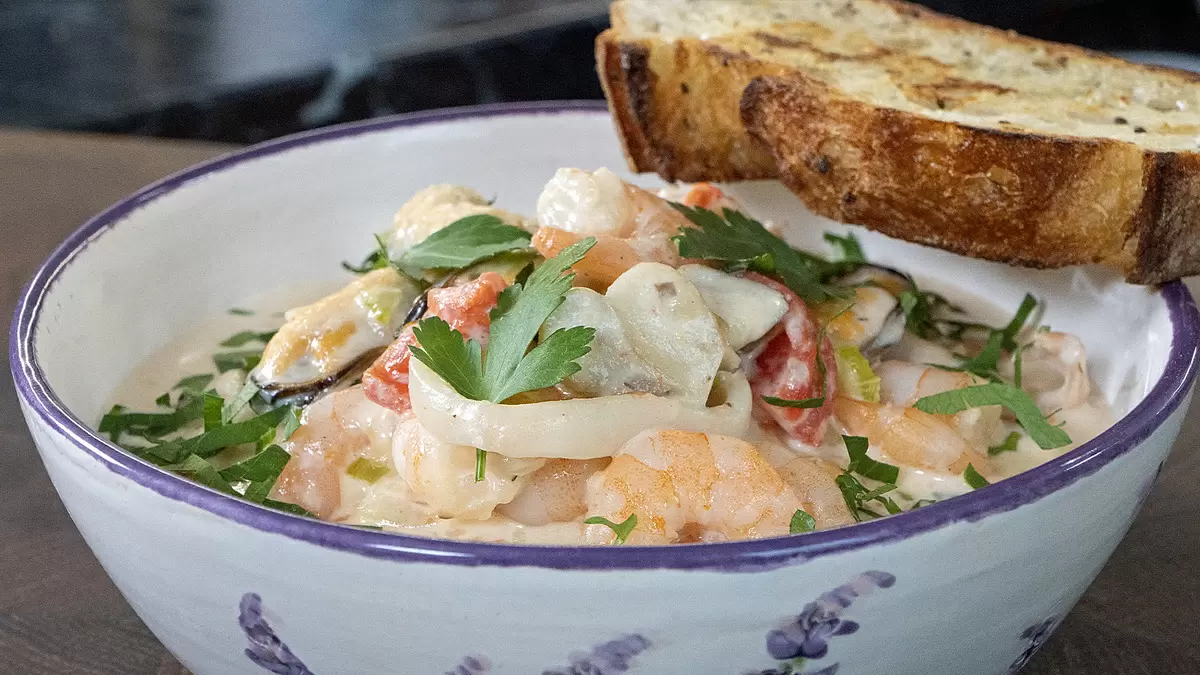 Кулинарный шедевр: как приготовить морской коктейль с грибами и сливочным соусом