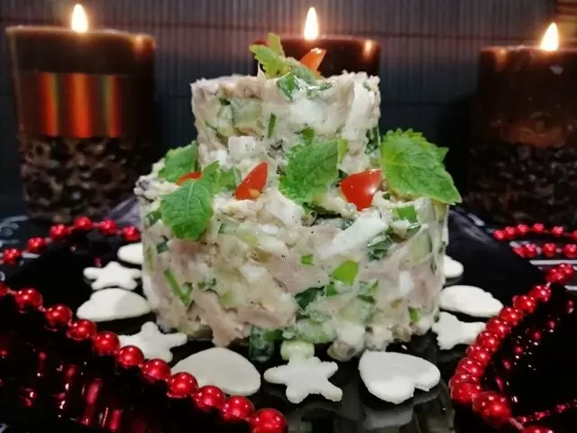 Нежный салат с языком и грибами: как подать с изяществом и вкусом