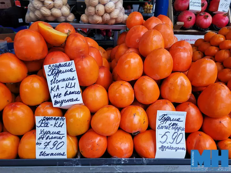 Оранжевый цвет сезона: на Комаровке радуют хурма и мандарины