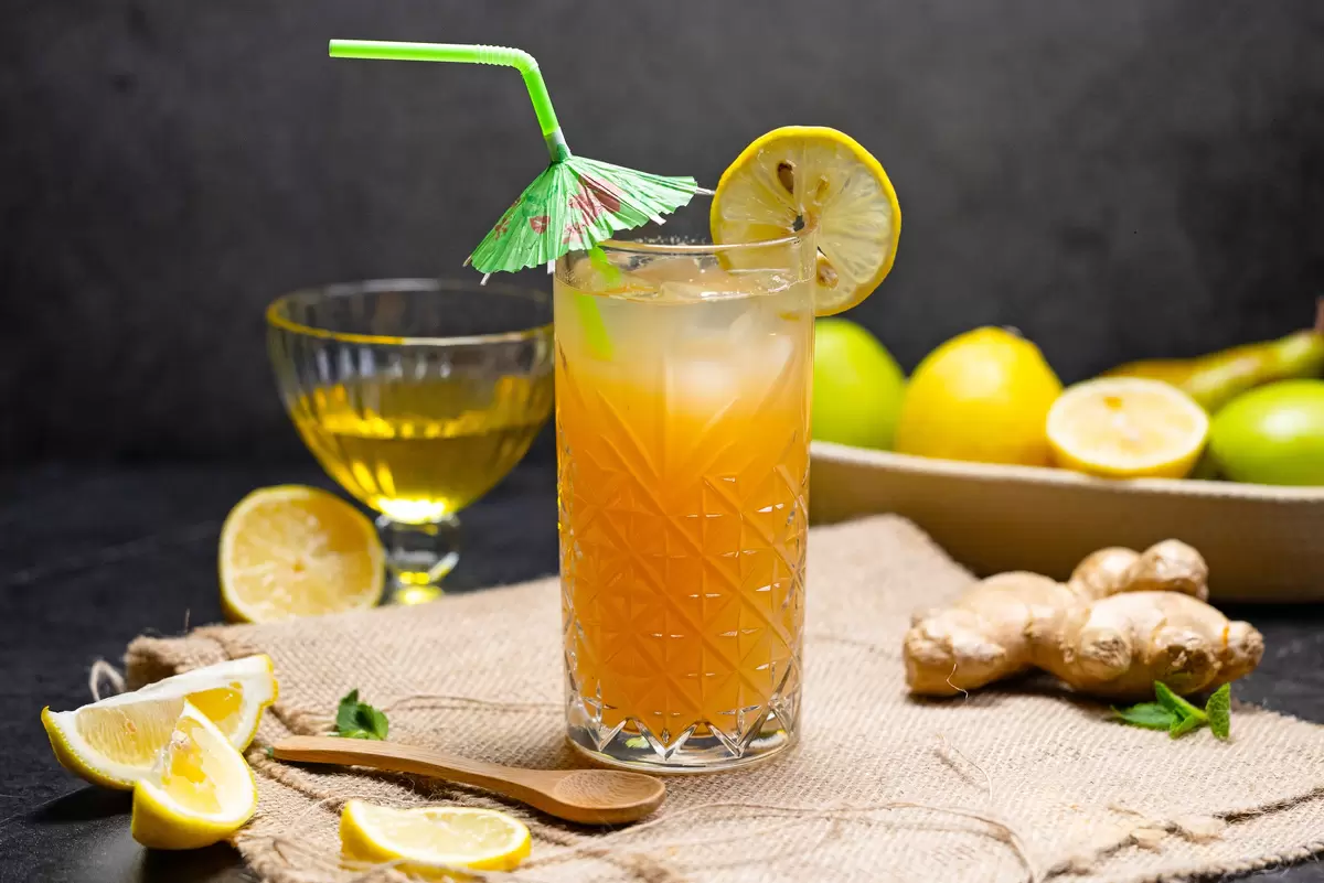 Летний имбирный лимонад: освежающее питье с медом и лимоном