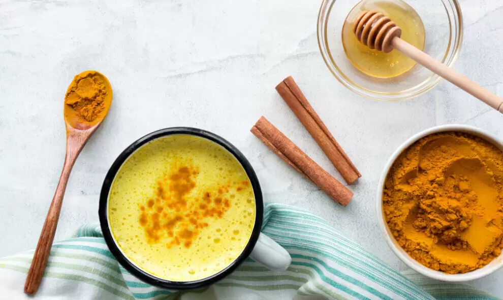 Молоко с куркумой: простой способ победить изжогу