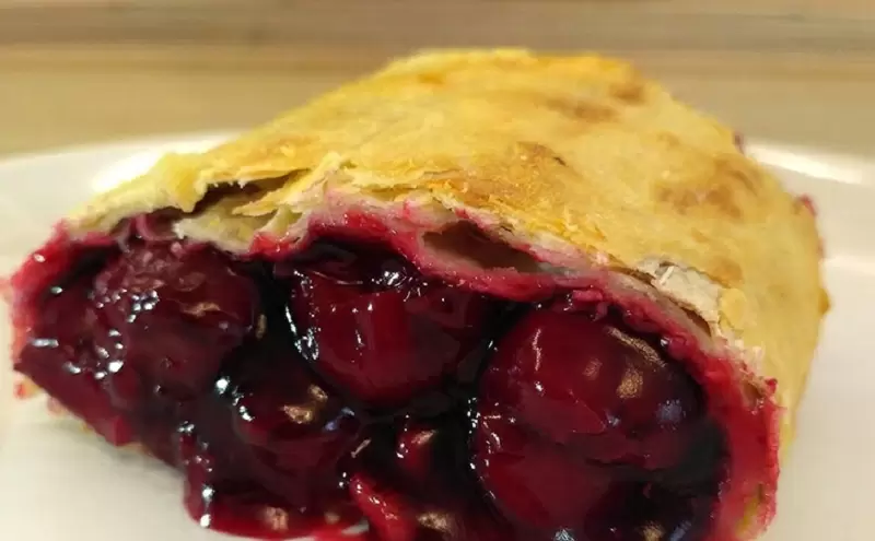 Легкий вишнёвый штрудель из лаваша — для сладкого настроения