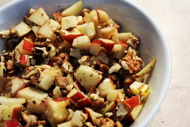 Утреннее наслаждение: фруктовый завтрак с орехами