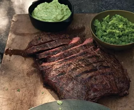 Секрет сочного стейка: пивной маринад и гуакамоле для идеального ужина