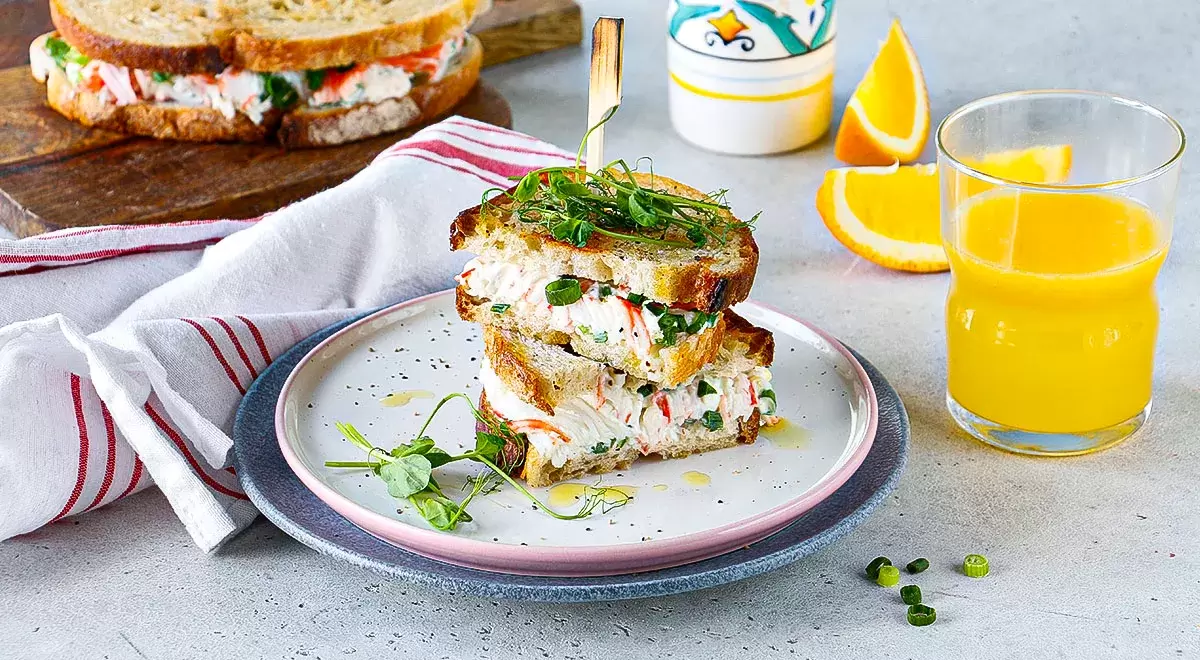 Запеченный тост с крабовыми палочками и сыром — простой и вкусный перекус