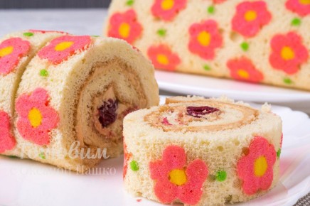 Изысканный бисквитный рулет с цветочным дизайном для праздника