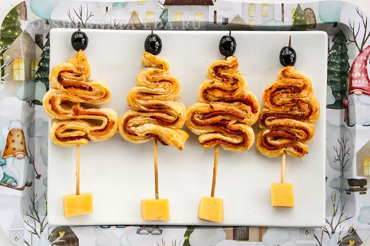 Элегантные елочки из слоеного теста — простая праздничная закуска