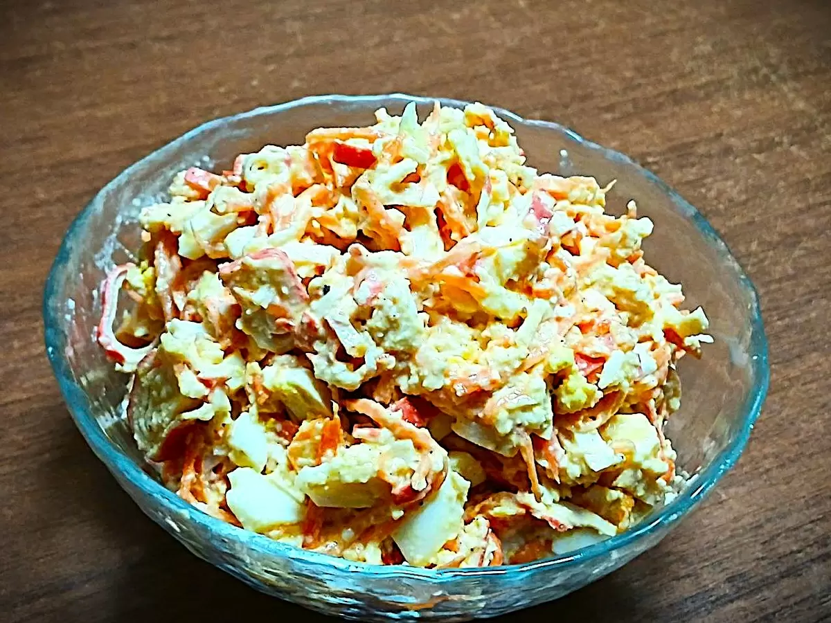 Яркий и простой салат с крабовыми палочками и корейской морковью