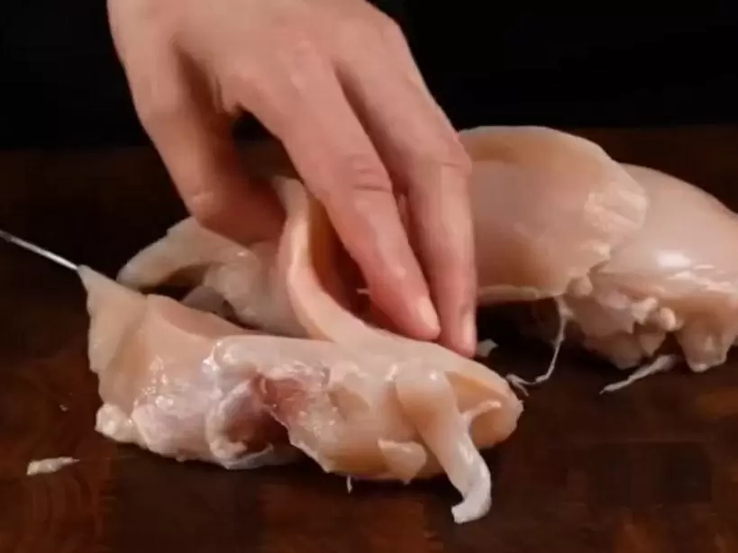 Нежное куриное филе с луковым соусом: секреты от заботливой мамы