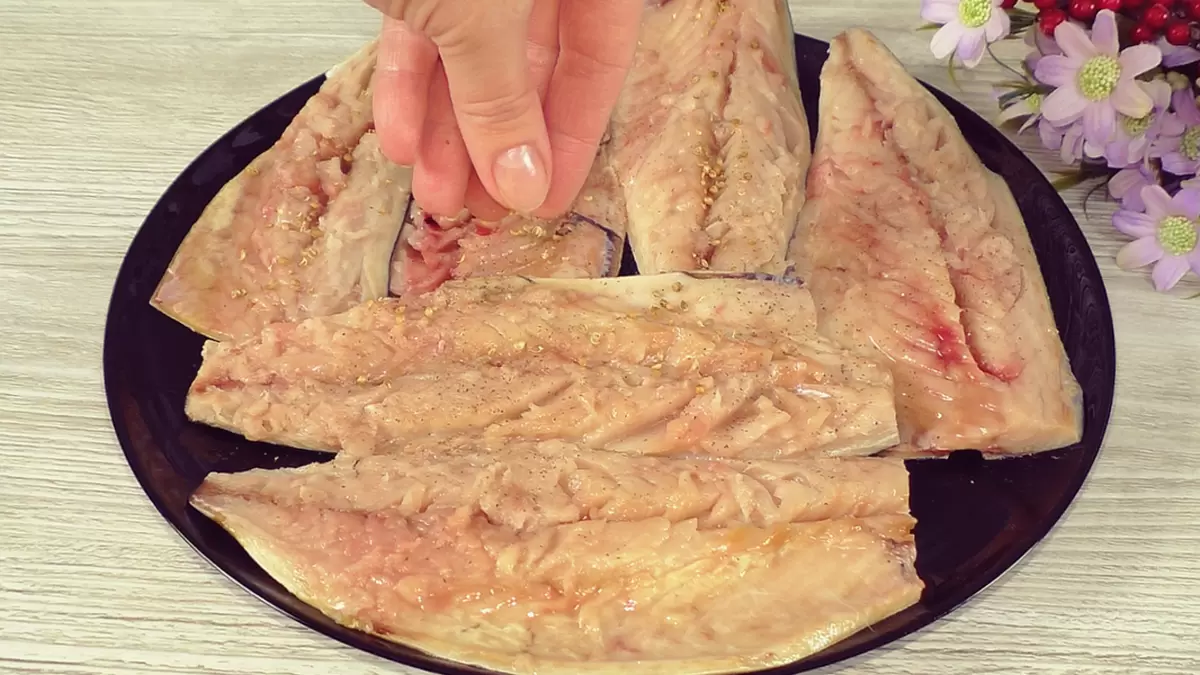 Наслаждайтесь безупречным вкусом скумбрии: как приготовить идеальные рулеты