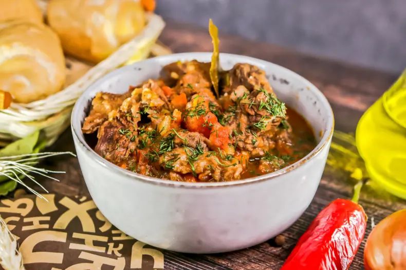 Уютный говяжий гуляш с картофелем: простота и вкус в каждом кусочке
